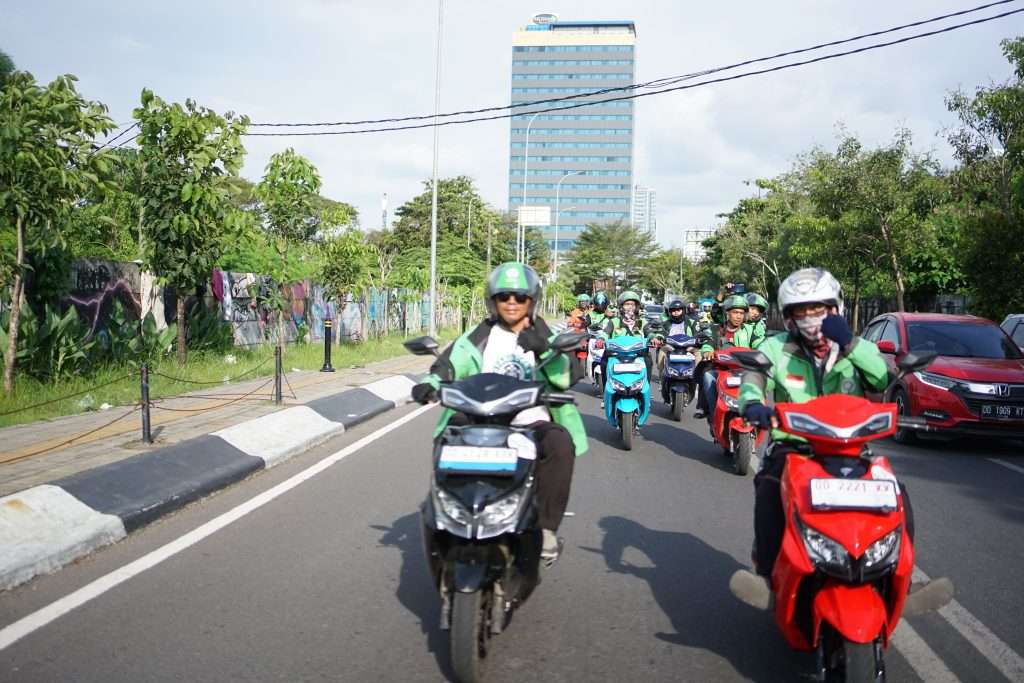 konvoi motor listrik bersama ojol di makassar dengan sgpm